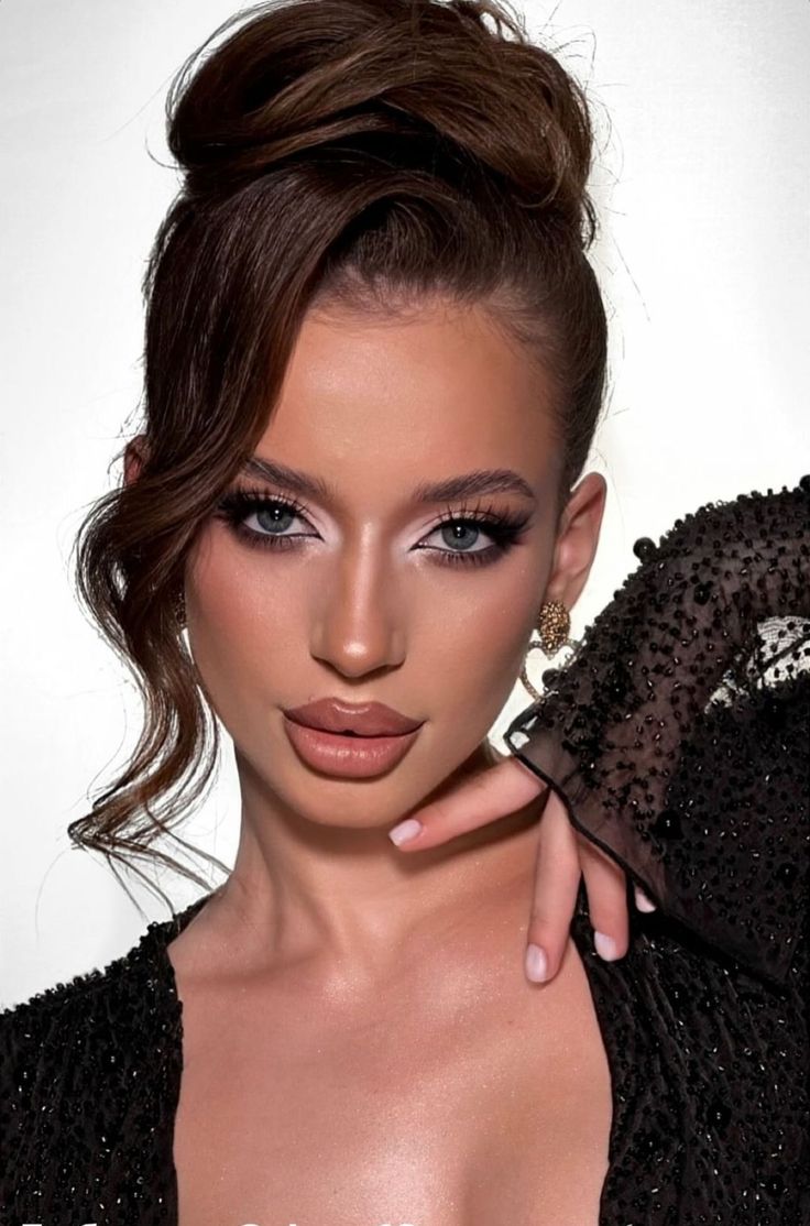 Коррекция бровей в подарок 